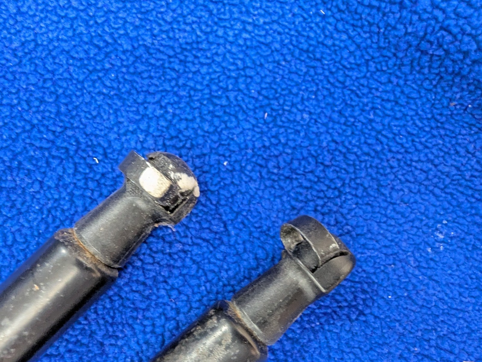 Maserati Quattroporte Right Trunk struts Set