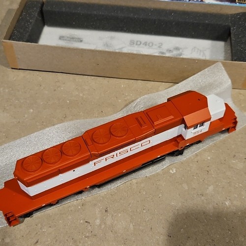 Athearn 4430 Blue Box HO SD40-2 Powered FRISCO #954 DC NIB - Picture 9 of 16