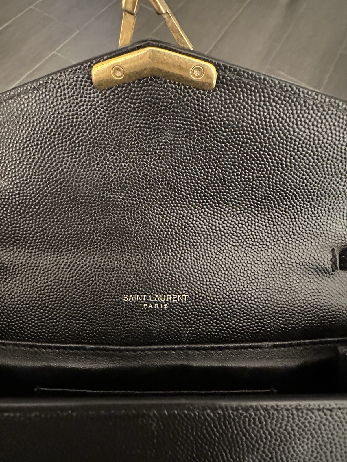 Saint Laurent YSL Cassandre Busta Portafoglio su Catena Pelle Grana Nera Oro