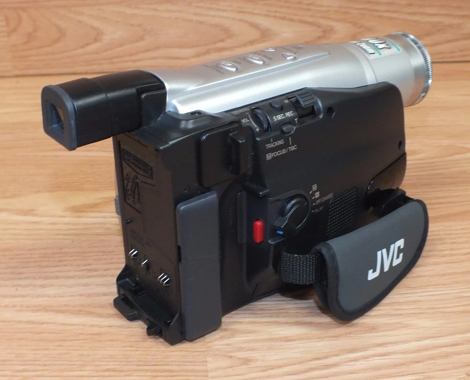 *FOR PARTS* JVC (GR-AXM17U) Compact VHS 20x Optical Zoom Camcorder Only **READ** - Image 2 of 4