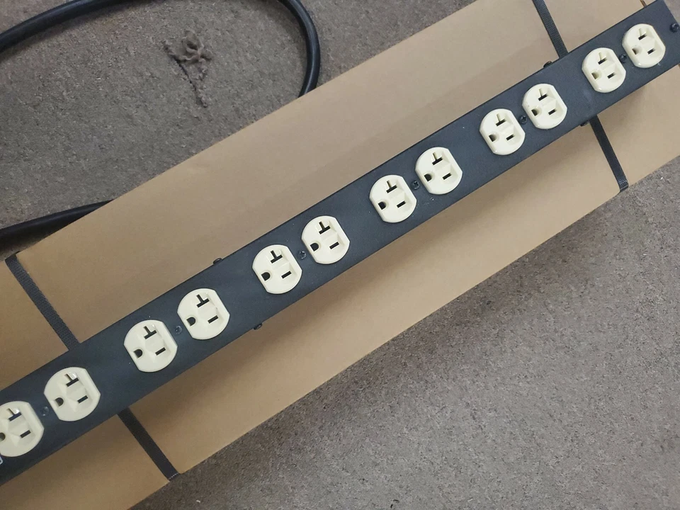 GEIST POWER STRIP XPBC240-103D20TL5 HV14060035 24A 125VAC 50/60HZ 66" 24 OUTLET - Image 4 of 4