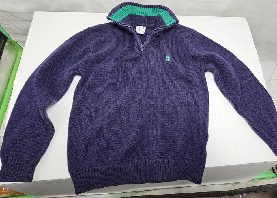 Suéter de manga larga para niños de IZOD. Azul marino y verde. Foto 3 de 4