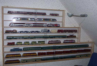 VitrinenSchmidt  HO Vitrine Modelleisenbahn  H0 Rechte Dachschräge Treppenhaus 
