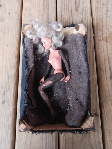 Barbie sporca horror gotico shock art sporcizia naturale raccapricciante fetish morto sepolto - Foto 3 di 7