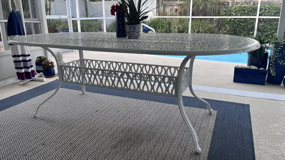 Mesa de hierro forjado de metal blanco Foto 2 de 2
