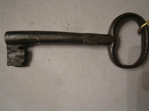 VINTAGE HANDMADE WROUGHT IRON KEY - 4 3/4" L - 3.8 OZ - CIRCA 1800'S? - # 8 - Picture 3 of 3