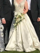 designer Allure mj350Wedding dress Size 8/10 ivory satin ball gown