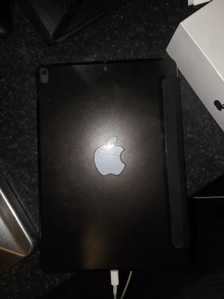 Apple iPad Air 10 · 64GB · Wi-Fi + Cellular, photo 3 of 4