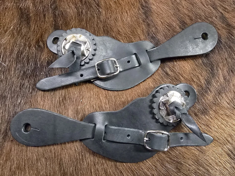 BONITA CALIDAD Cuero Negro Herramientas Espectáculo de Caballos CORREAS DE ESPOLÓN ~ Hebillas y Conchos Plateados Foto 3 de 3