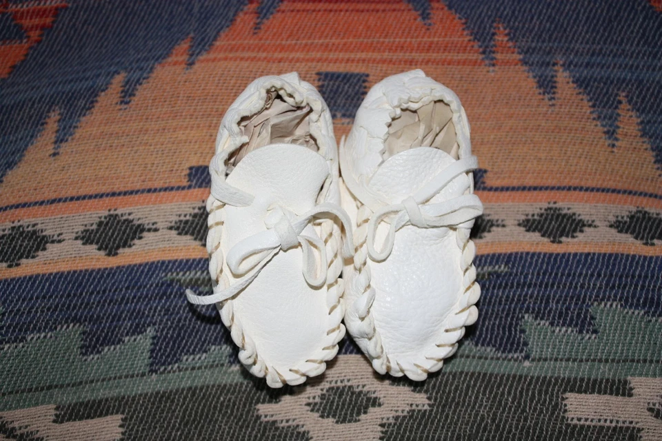 Mocasines de bebé de cuero blanco nativo americano hechos a mano Foto 2 de 4