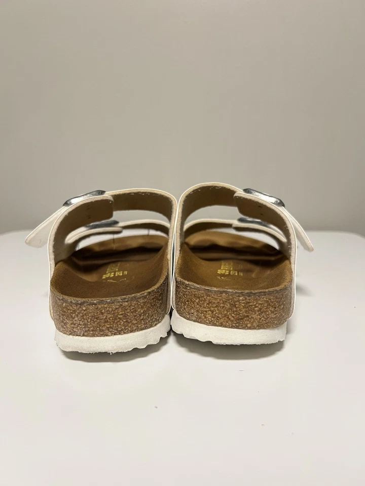 Sandalias Birkenstock Arizona Birko-Flor para mujer blancas EE. UU. 8-8,5 UE 39 medianas/estrechas Foto 4 de 4