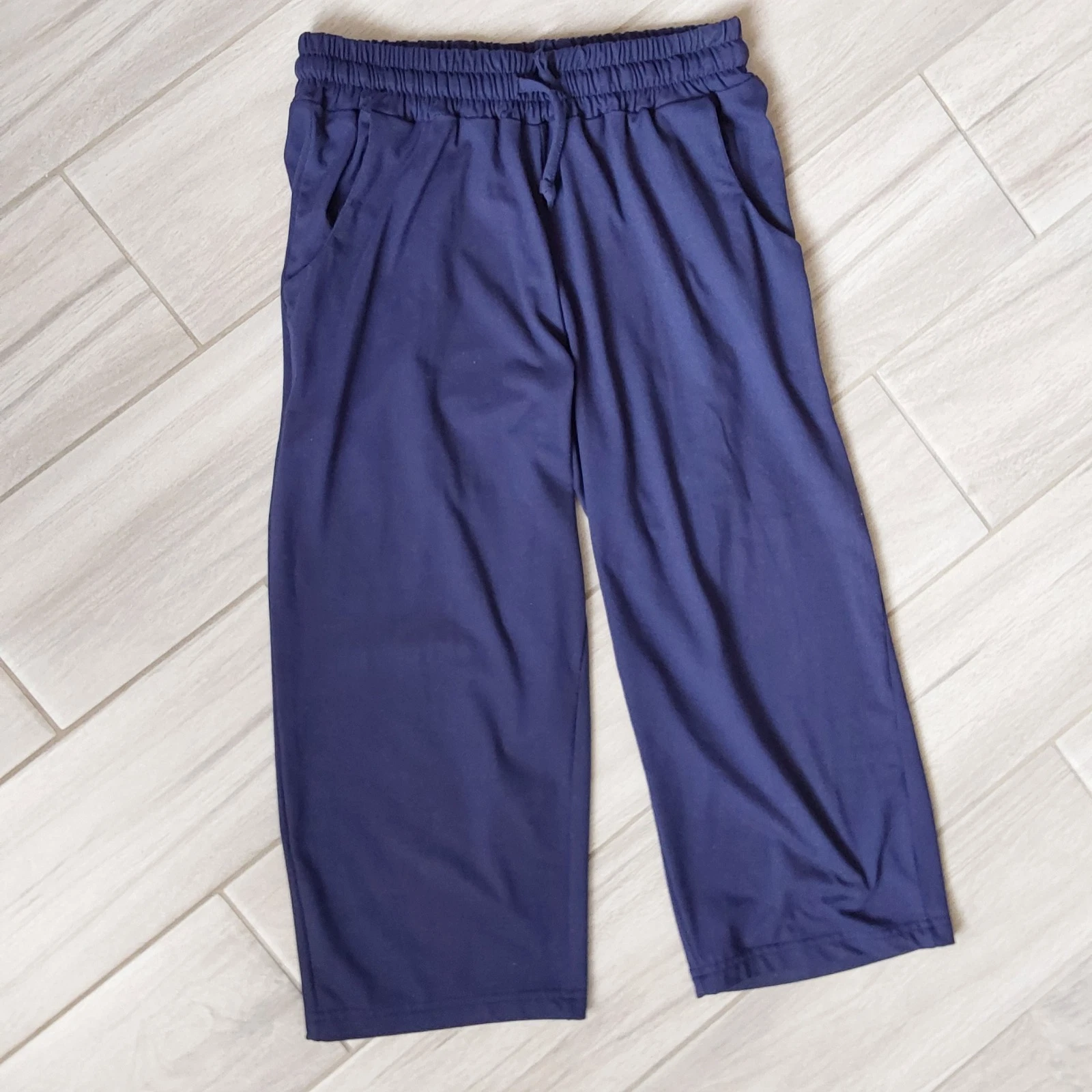Navy Blue Multi Stitch Elastic Waist Poly Blend Knit Wide Leg Capri Pant. Size S
Opens in a new wind