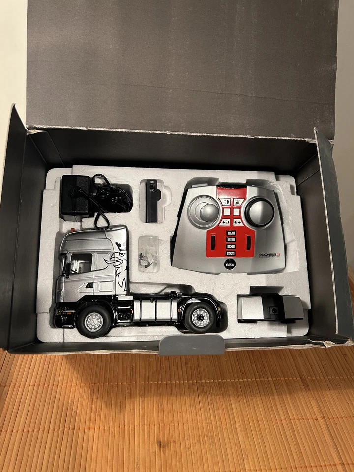 Siku Control Zugmaschine Scania mit Akku 1:32 - Bild 2 von 2