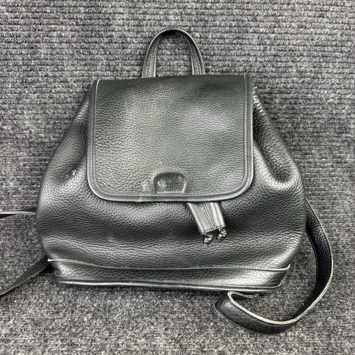 coach cinch backpack Hitch  ShopCGX fabric lining Handles with 4 1/4 drop Outside zip pocket 11 (L) x 21 (H) x 16 1/2 (W) Style No. Coach Black Leather Cinch Backpack
