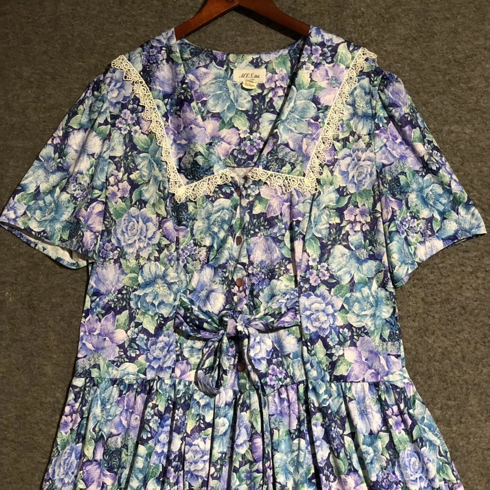 Vestido feminino vintage anos 80 MCS Ltd 22W azul roxo floral acabamento em renda botão gravata frontal - Imagem 2 de 4