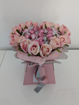 Schokoladenstrauß Herz rosa S&C Lindt Seidenblumen - Geschenkkorb 