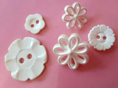 5 Blumen Knöpfe WEISS Kunstoff Tracht Strickwaren Basteln Braut кнопки 12mm-20mm - Bild 1 von 2