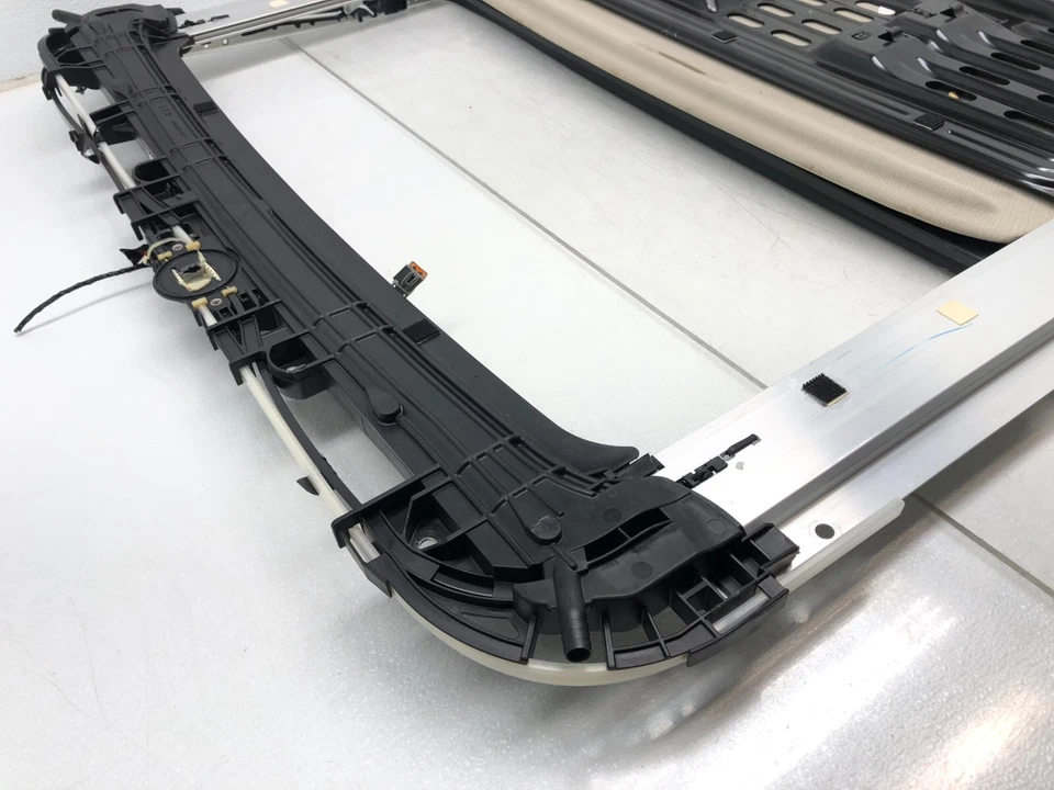 GMC Yukon XL 2015-2019 techo corredizo marco pista fabricante de equipos originales. Foto 4 de 4