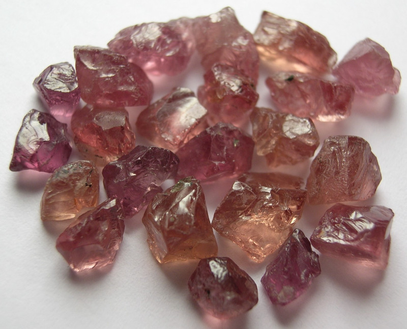 GARNET / GROSSULAR, STRONG COLOR CHANGE ROUGH FOR FACETING, TANZANIA, AFRICA