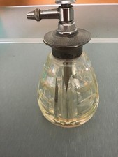 Parfümflakon aus weißem Metall und Glas