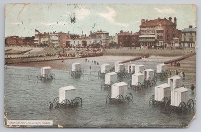 Bognor Strandszene mit Bademaschinen und Promenadenblick