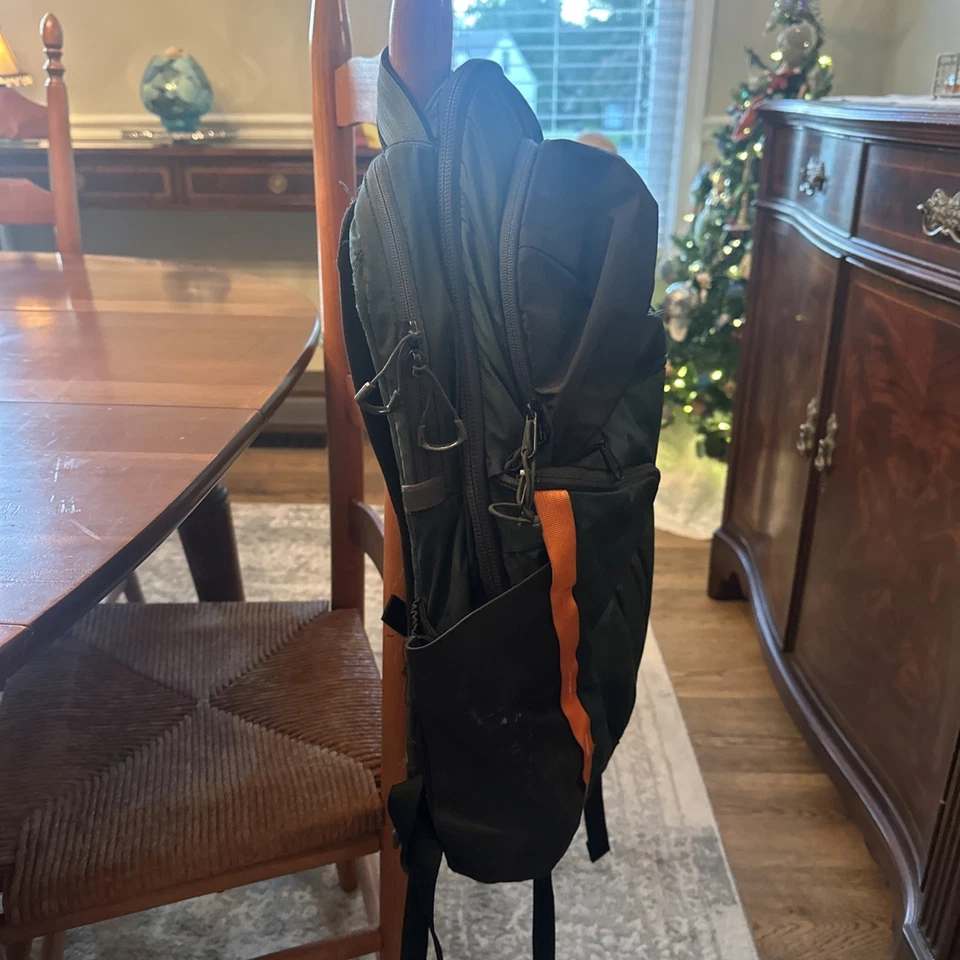 Mochila para portátil THE NORTH FACE Surge Commuter, TNF 28L, Tnf azul marino/Tnf negra  Foto 3 de 4