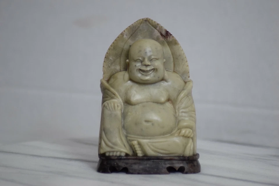 ANTIGUA ESTATUA CHINA DE BUDA FELIZ PIEDRA TALLADA A MANO SOBRE SOPORTE DE MÁRMOL TAO JADE Foto 2 de 4