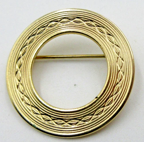 VTG textured gold tone metal CIRCLE Wreath Open work Brooch Pin Costume Jewelry
