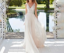 Boho Wedding Dress V Neck Sleeveless Lace Applique A-Line Tulle Bride Gown Train