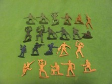 Mix Lot of 22 Plastic Army Men Toy Soldiers.