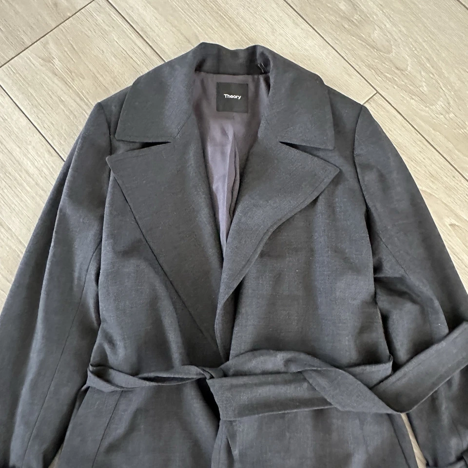 Gabardina Theory de solapa ancha en carbón talla GRANDE $645 Foto 3 de 4