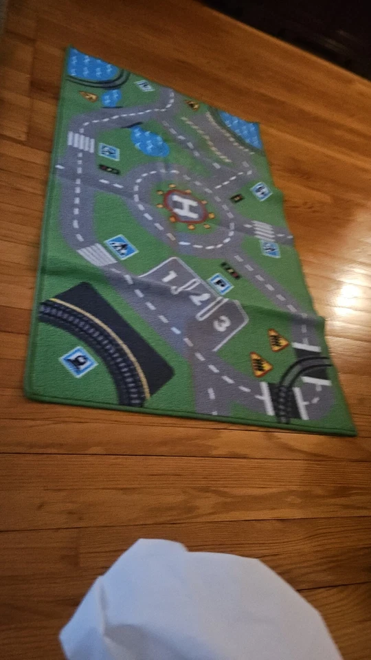 Alfombra de Juego Coche Rectangular Infantil Ikea 52" x 30", Usada  Foto 2 de 2