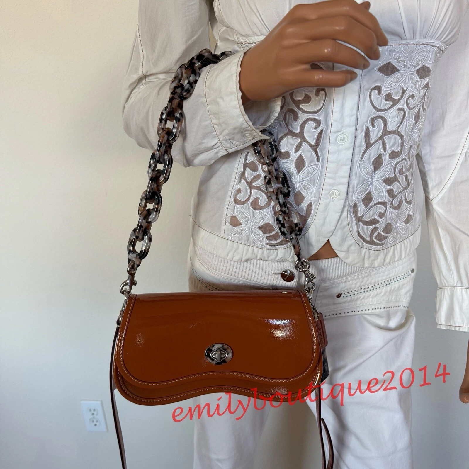 Borsa Coach CQ056 Wavy Dinky nuova con etichette tracolla in pelle verniciata pieghevole Coachtopia