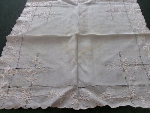 VINTAGE & ANTIQUE LOT OF 21 EMBROIDERED SILK HANKIES AND SATIN HANKY BOX - Picture 14 of 20