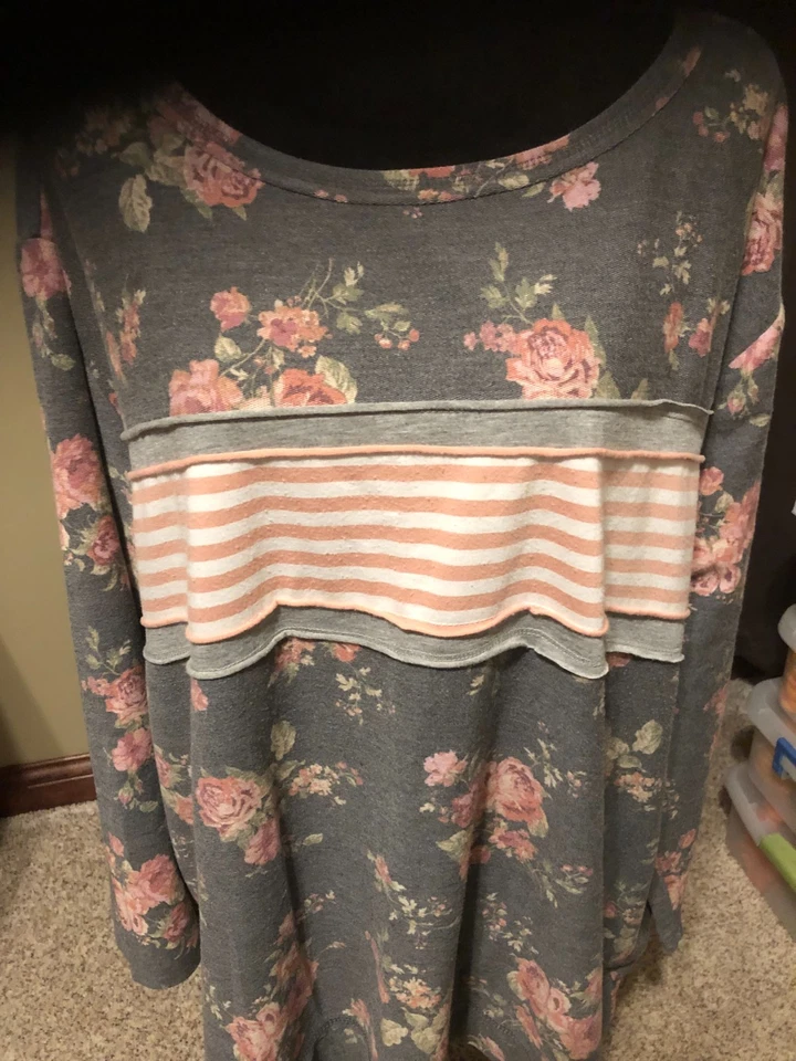Blusa Maurices 3X Gris Oscuro Rosa Estampado de Flores Manga Larga con Detalle de Rayas Foto 2 de 4