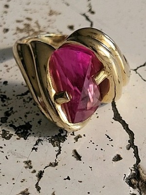 Vtg 14K Gold Strellman Brand Ring Lab-Created Lighthouse Cut Magenta Stone 7 gr.
