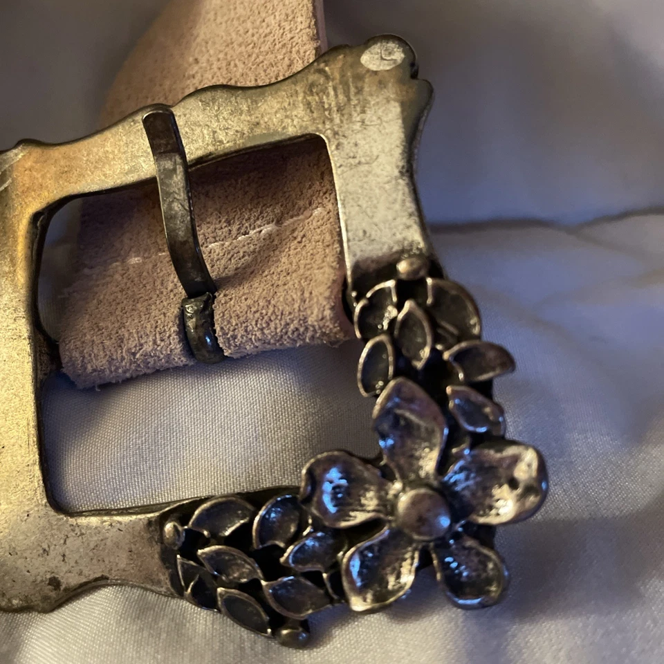 “Morgan” Cinturón de cuero de gamuza rosa italiano para mujer con hebilla de flor plateada 40” Foto 3 de 4