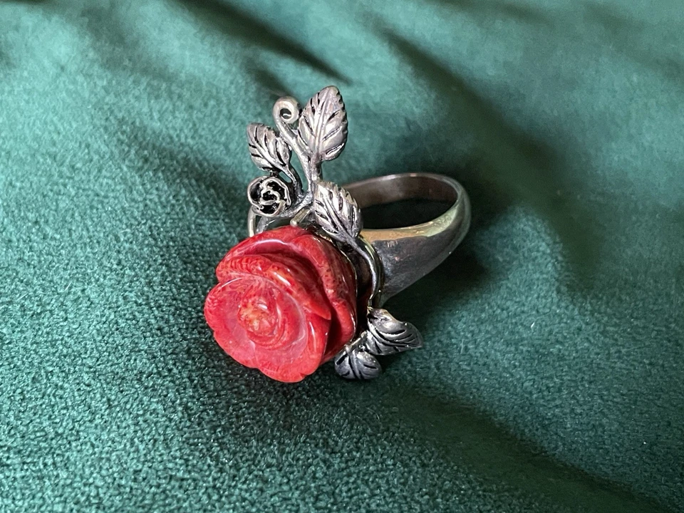 Anillo rosa tallado en coral rojo y plata de ley Foto 2 de 3