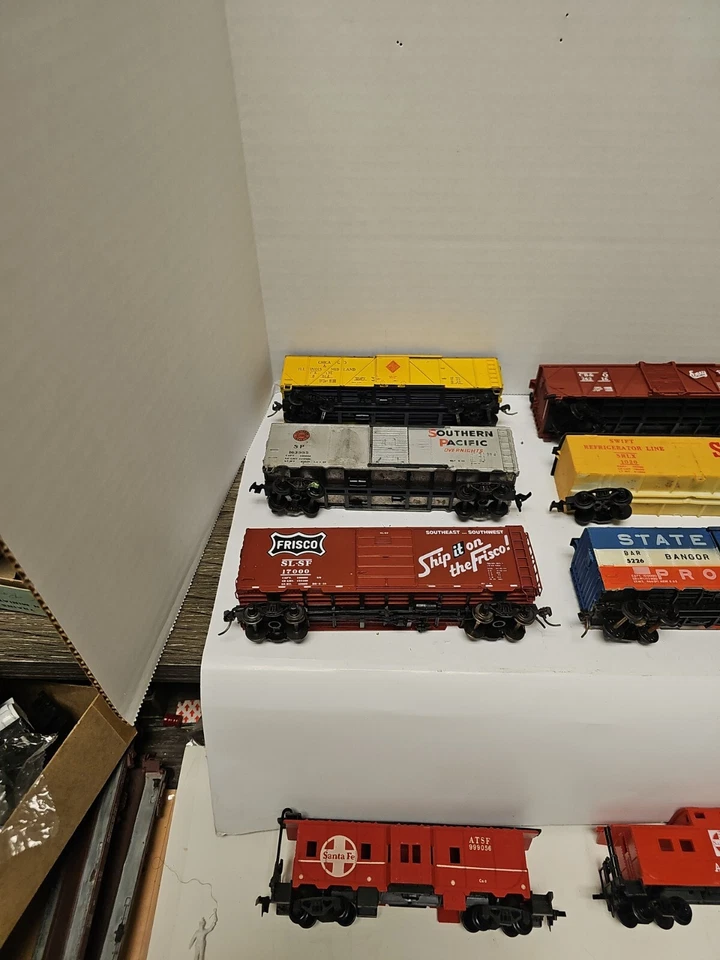 HO Scale Lot of 21  Mixed Caboose & Box Car,  Tyco, Life-Like, Lima,Tri-ang More - Image 4 of 4