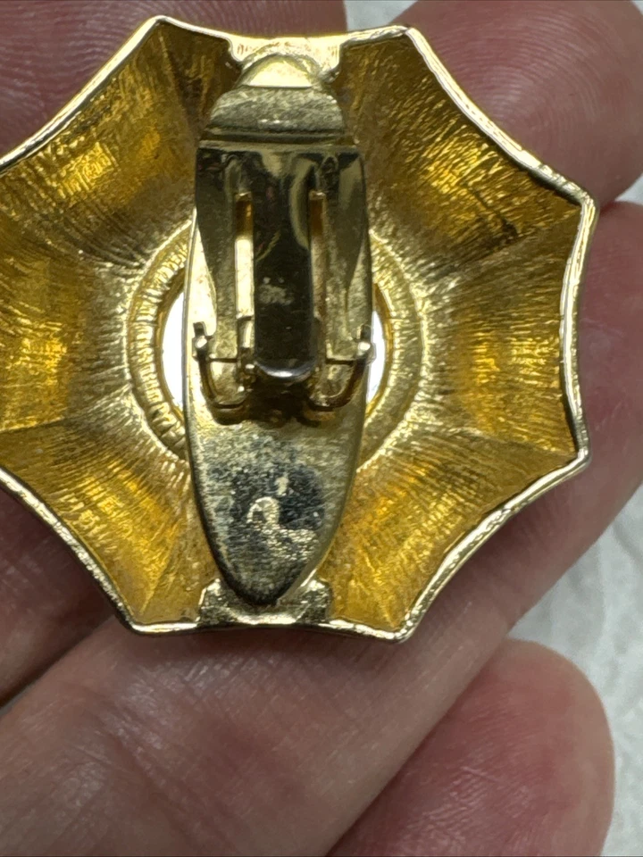 Vintage Swarovski Swan Signed BlackGold Enamel Clear Crystal Center Clip Earring - Image 4 of 4