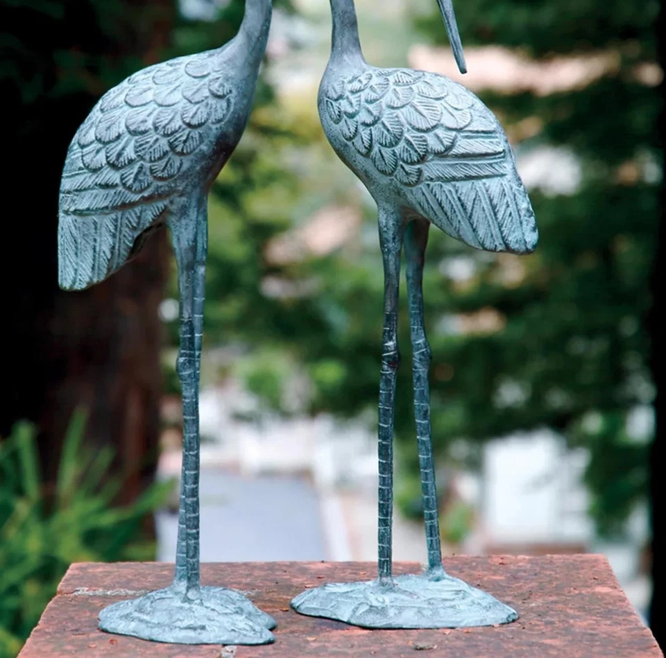 Par de estatuas de jardín de grúas de amor de latón oxidado Foto 3 de 3