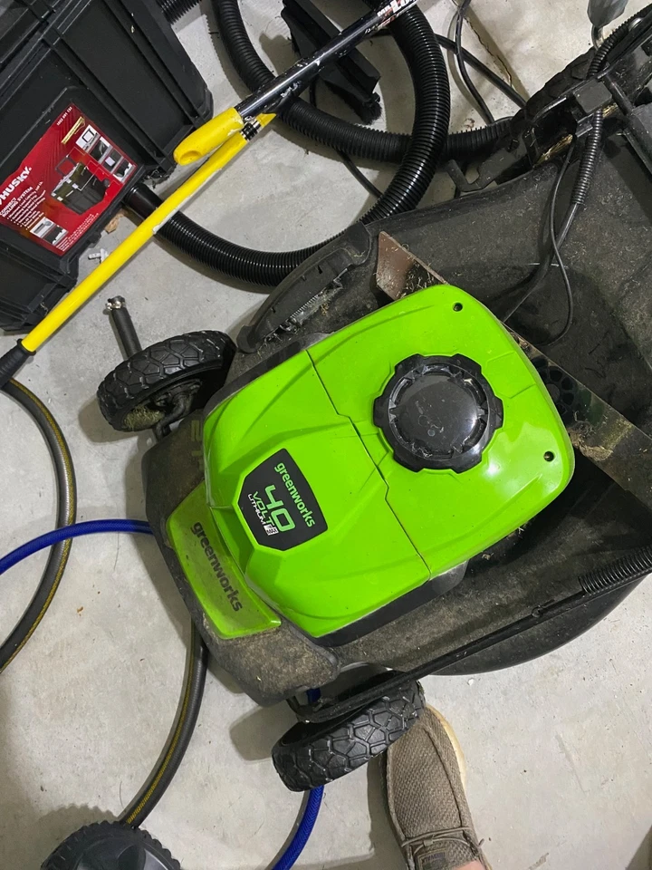 Greenworks 40 v electric lawner mower 21" deck - 19" blade - Image 3 of 4