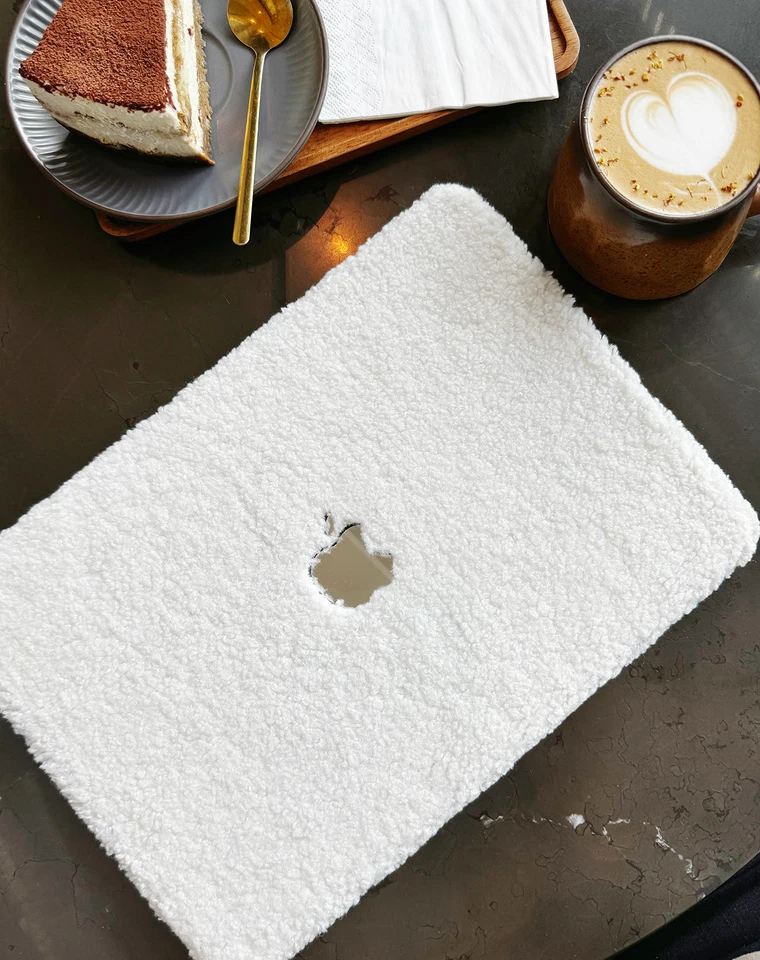 Capa de pelúcia branca fofa para MacBook Air Pro Apple M5 M4 Max 14" 16" 2025 - Imagem 2 de 4