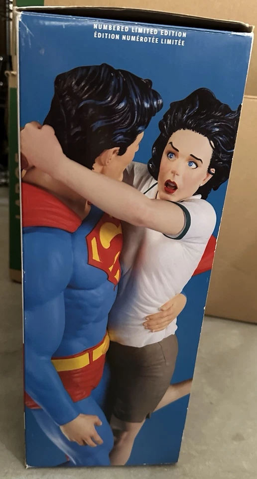 DC Designer Series Superman y Lois Lane por Gary Frank Daily Planet Estatua Foto 3 de 4