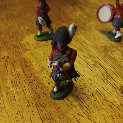 VINTAGE HERALD BLACK WATCH HIGHLANDERS REGIMENTAL BAND UNBREAKABLE SOLDIERS - Picture 8 of 11