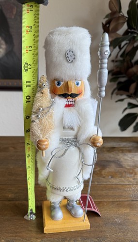 Nikolaus quadratischer weißer Nussknacker aus Holz hält einen goldenen Baum - Bild 2 von 10