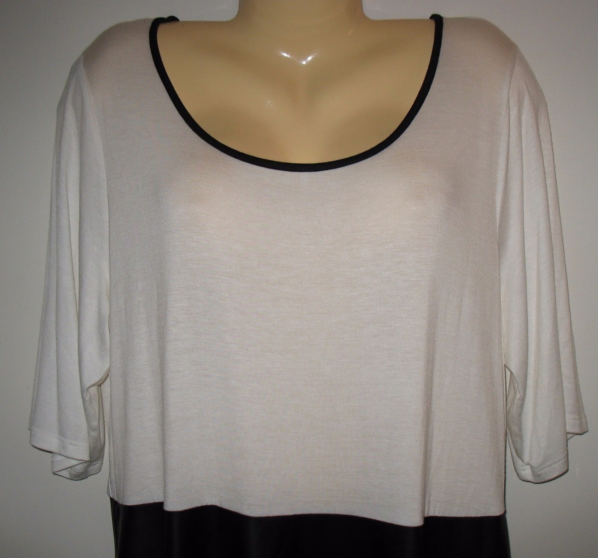 YUMMY PLUS - NEW - 1X - WHITE WITH BLACK SHINY Faux Leather BOTTOM