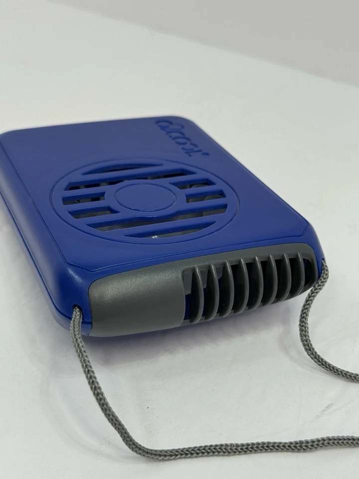 Ventilador de collar de lujo alimentado por batería O2cool con cordón azul 3,5" Foto 2 de 4