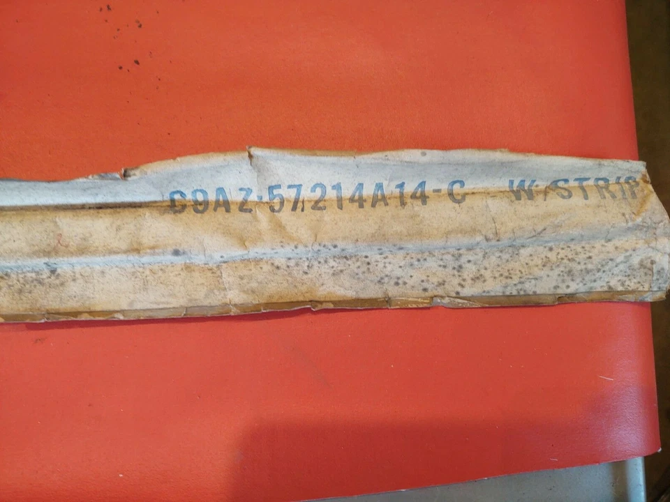 NOS 74 75 76 77 78 1976 Ford Mustang II GT puerta resistente a la intemperie cinturón interior moldura Foto 3 de 4