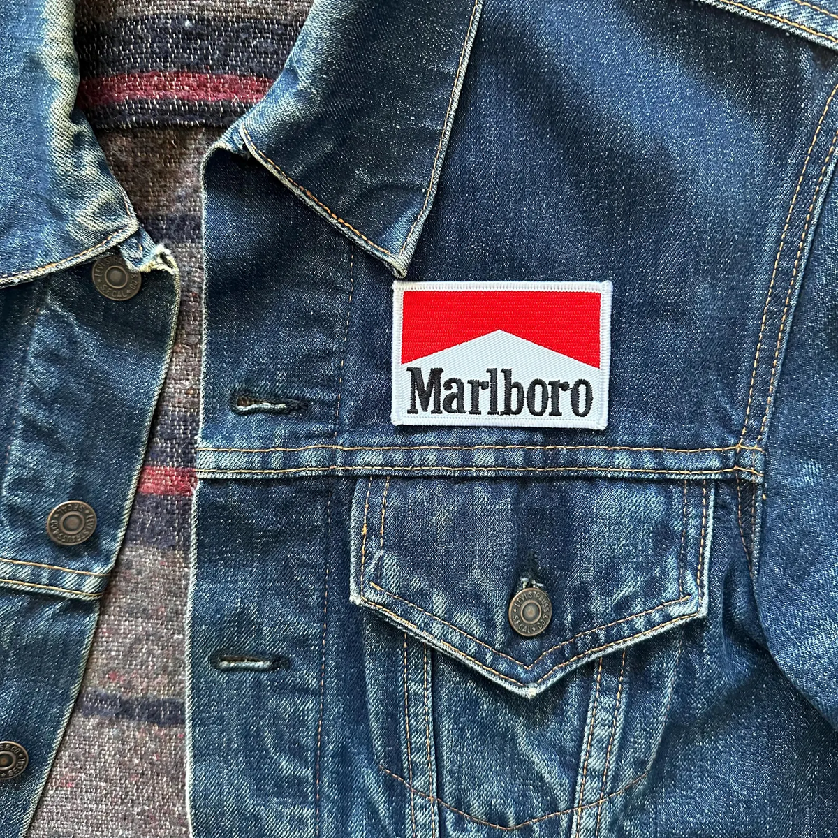 Marlboro　レーシングカー　ピンバッジ Marlboro レーシングカー ピンバッジ マルボロ